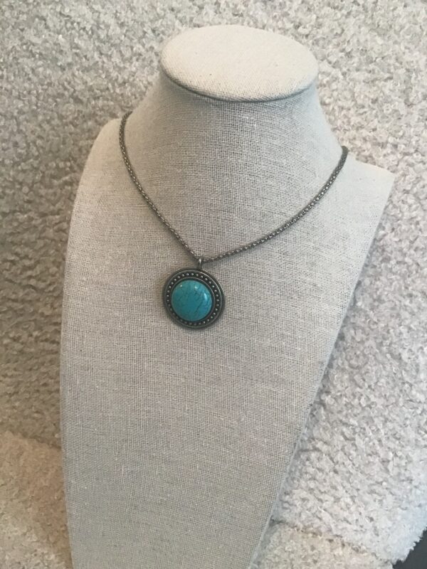 Circular Turquoise and Silver colored necklace - Image 3