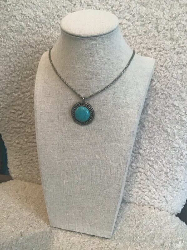 Circular Turquoise and Silver colored necklace - Image 5