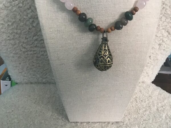 Bulb/Balloon Shaped Necklace (Balloon Opens)