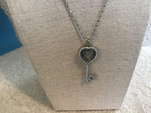 Heart/Skeleton Key Silver Colored Locket with Sparkling Stones - Image 3